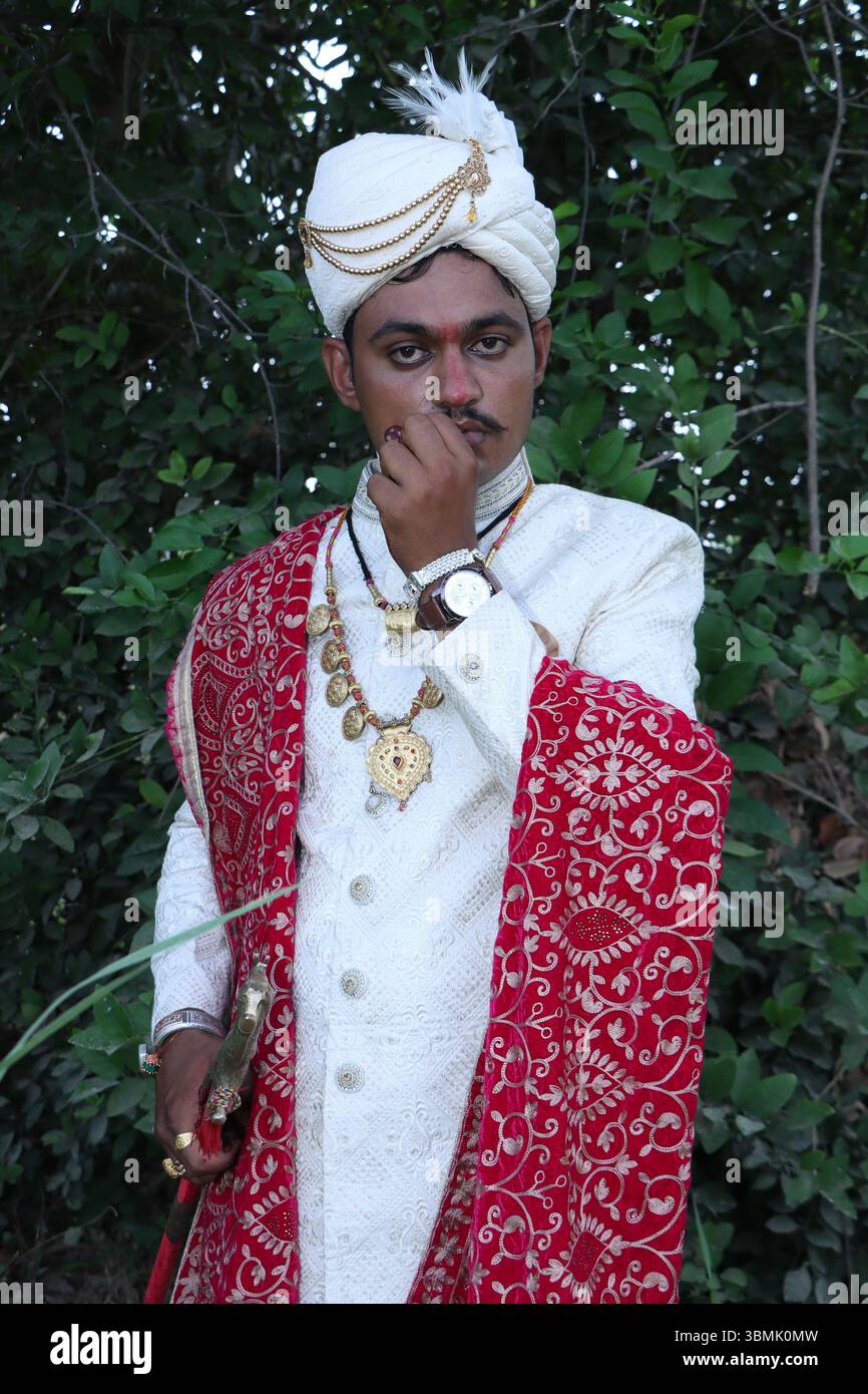 Matrimoni tradizionali indiani e cerimonie culturali con amici e familiari Foto Stock