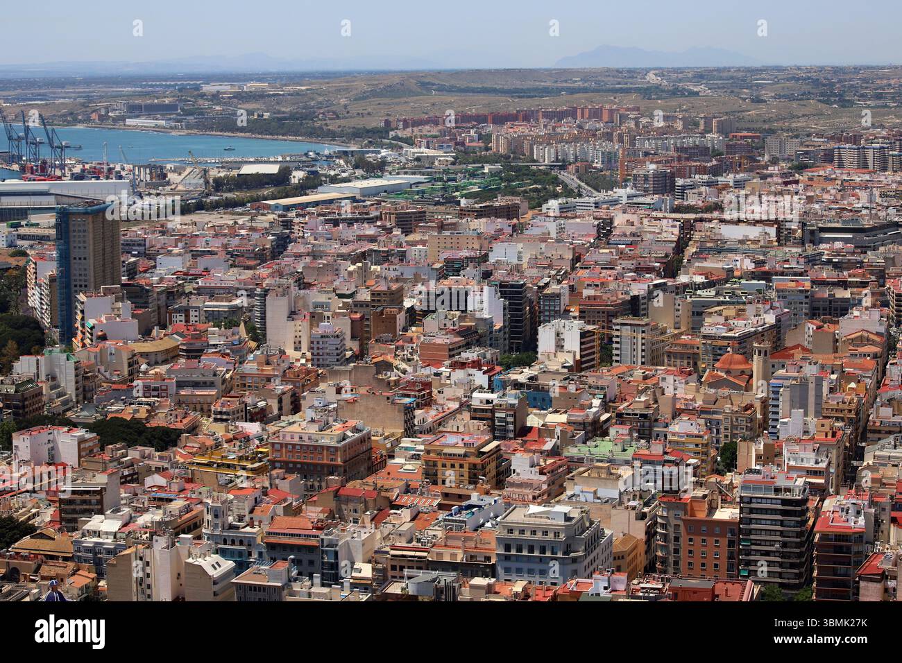 Vista costiera della spiaggia di Postiguet ad Alicante con mare blu, hotel moderni, palme e lungomare. Foto Stock