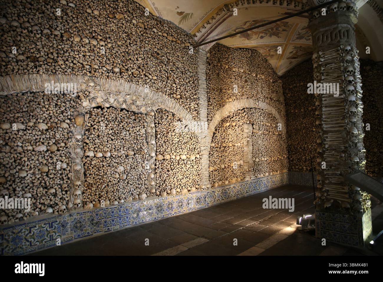 Portogallo. Evora. Cappella delle ossa. Prossima chiesa di San Francesco. Foto Stock