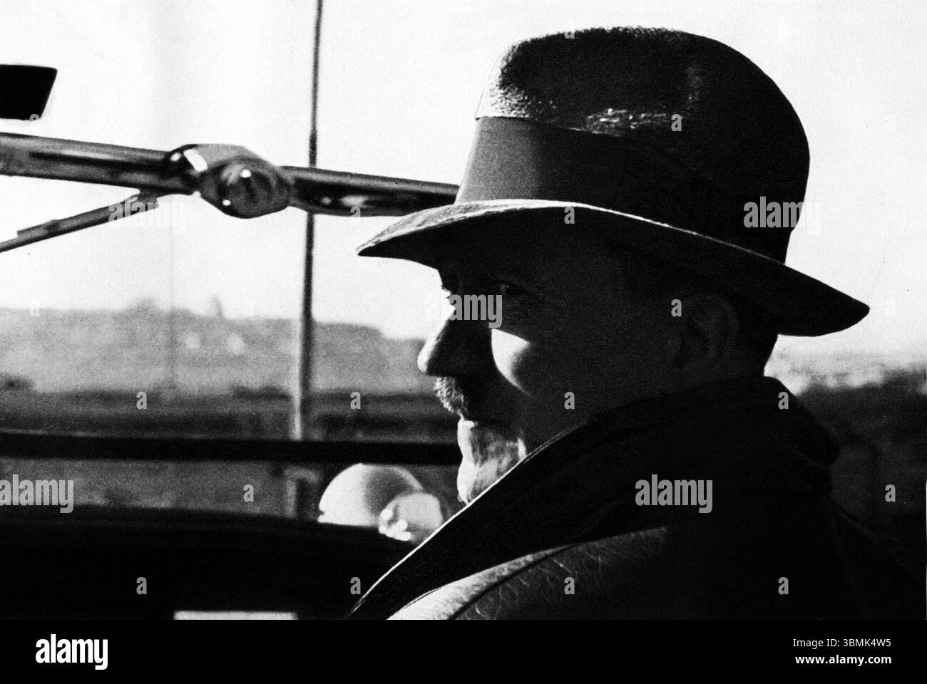 Germania, 1933 Adolf Hitler (* 20 aprile 1889 a Braunau am Inn, 30 aprile 1945 a Berlino) è stato un politico tedesco di origine austriaca. Fu presidente del Partito Nazionalsocialista tedesco dei lavoratori (NSDAP) dal 29 luglio 1921, divenne Cancelliere del Reich il 30 gennaio 1933 ed è stato sia capo del governo che capo di stato del Reich tedesco dal 1934 fino al suo suicidio nel 1945 con il titolo "Fuehrer und Reichskanzler", nonché comandante in capo della Wehrmacht dal 4 febbraio 1938. [traduzione automatizzata] Foto Stock