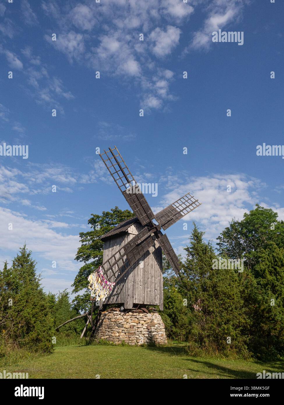 Tradizionale mulino a vento in legno in una giornata estiva nella campagna dell'Estonia, Saaremaa Foto Stock