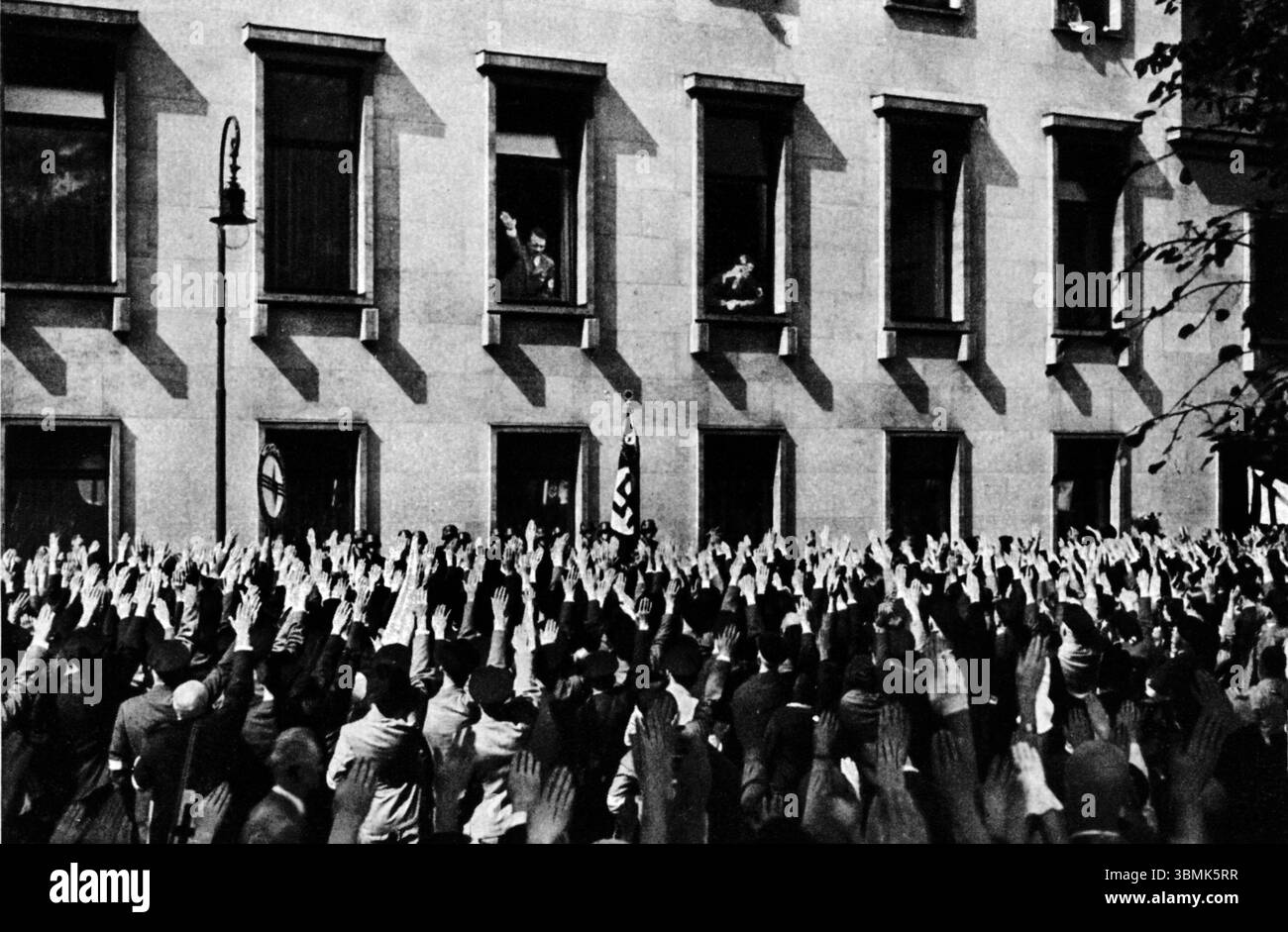 Germania, 1935 Adolf Hitler (* 20 aprile 1889 a Braunau am Inn, 30 aprile 1945 a Berlino) è stato un politico tedesco di origine austriaca. Fu presidente del Partito Nazionalsocialista tedesco dei lavoratori (NSDAP) dal 29 luglio 1921, divenne Cancelliere del Reich il 30 gennaio 1933 ed è stato sia capo del governo che capo di stato del Reich tedesco dal 1934 fino al suo suicidio nel 1945 con il titolo "Fuehrer und Reichskanzler", nonché comandante in capo della Wehrmacht dal 4 febbraio 1938. [traduzione automatizzata] Foto Stock