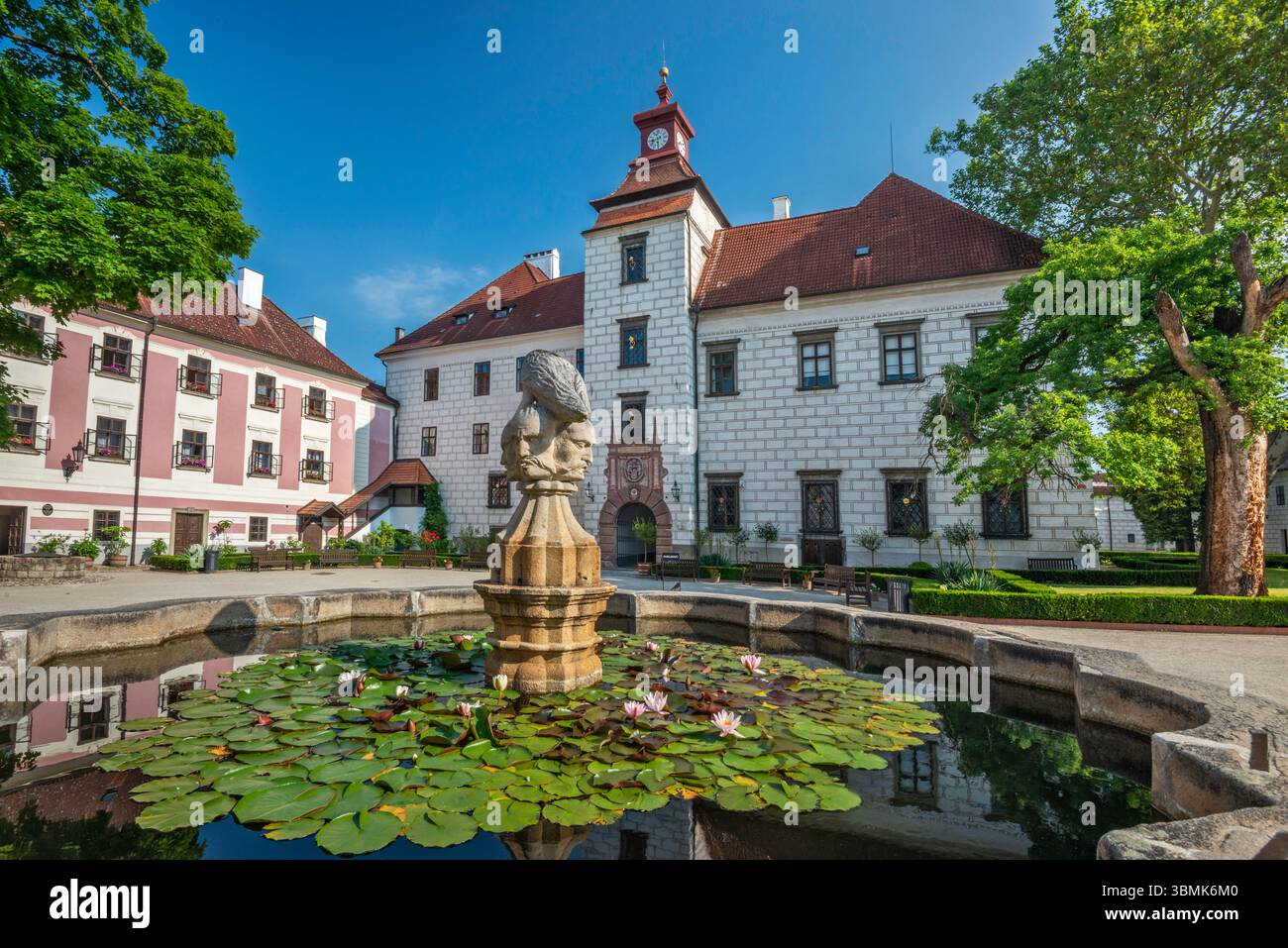 Castello di Třeboň, stile rinascimentale, 1565-1575, scultura di un corvo che becca un turco alla fontana nel cortile, città di Třeboň, Boemia, Cechia Foto Stock
