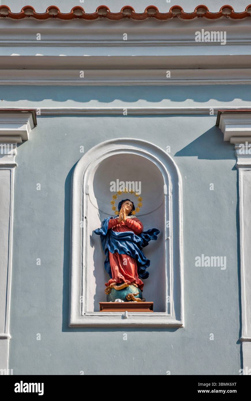 Vergine Maria in piedi sul serpente, statua religiosa in casa a Masarykovo náměstí (Piazza Masarykovo) nella città di Třeboň, Boemia, Cechia Foto Stock
