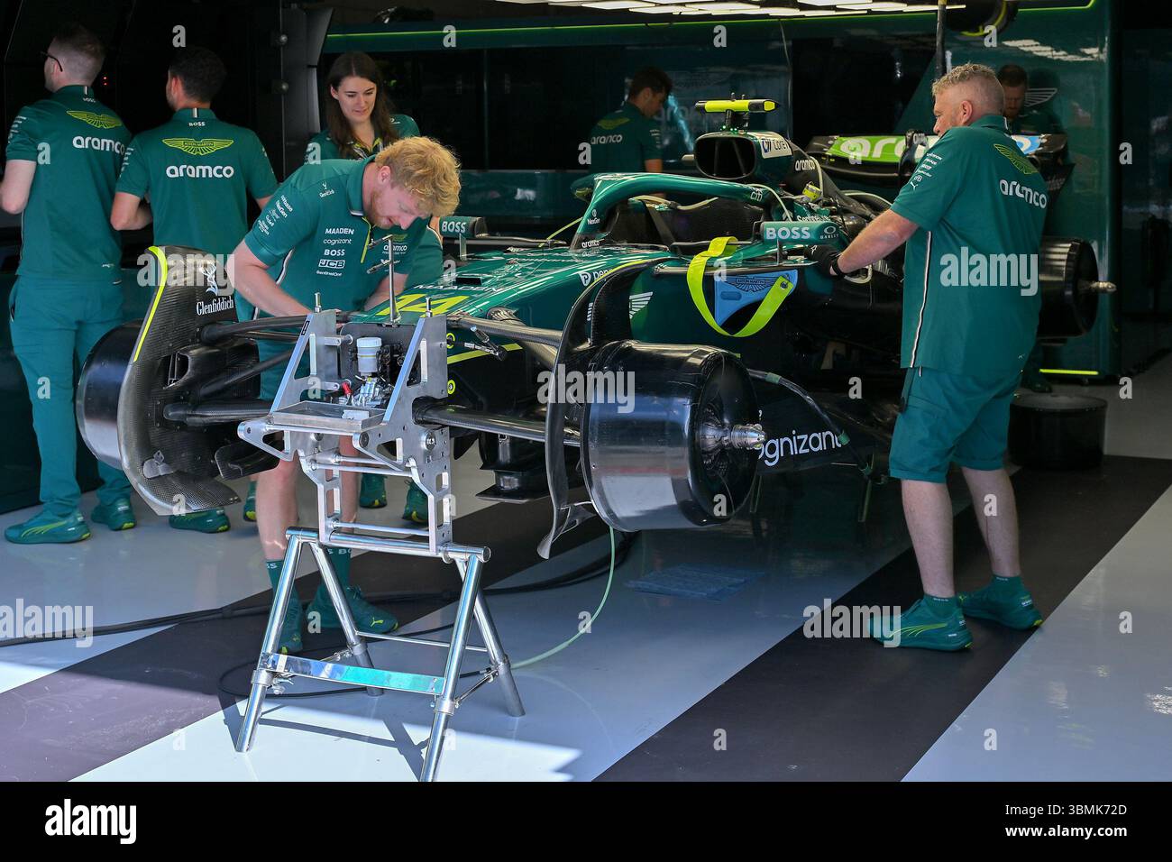 SPIELBERG, AUSTRIA - GIUGNO 27: I meccanici lavorano sul (14) Aston Martin AMR23 Mercedes in garage durante le prove di prova in vista del Gran Premio di F1 d'Austria al Red Bull Ring Circuit il 27 giugno 2025 a Spielberg, Austria. (Foto di Vince Mignott/Alamy Live News) Foto Stock