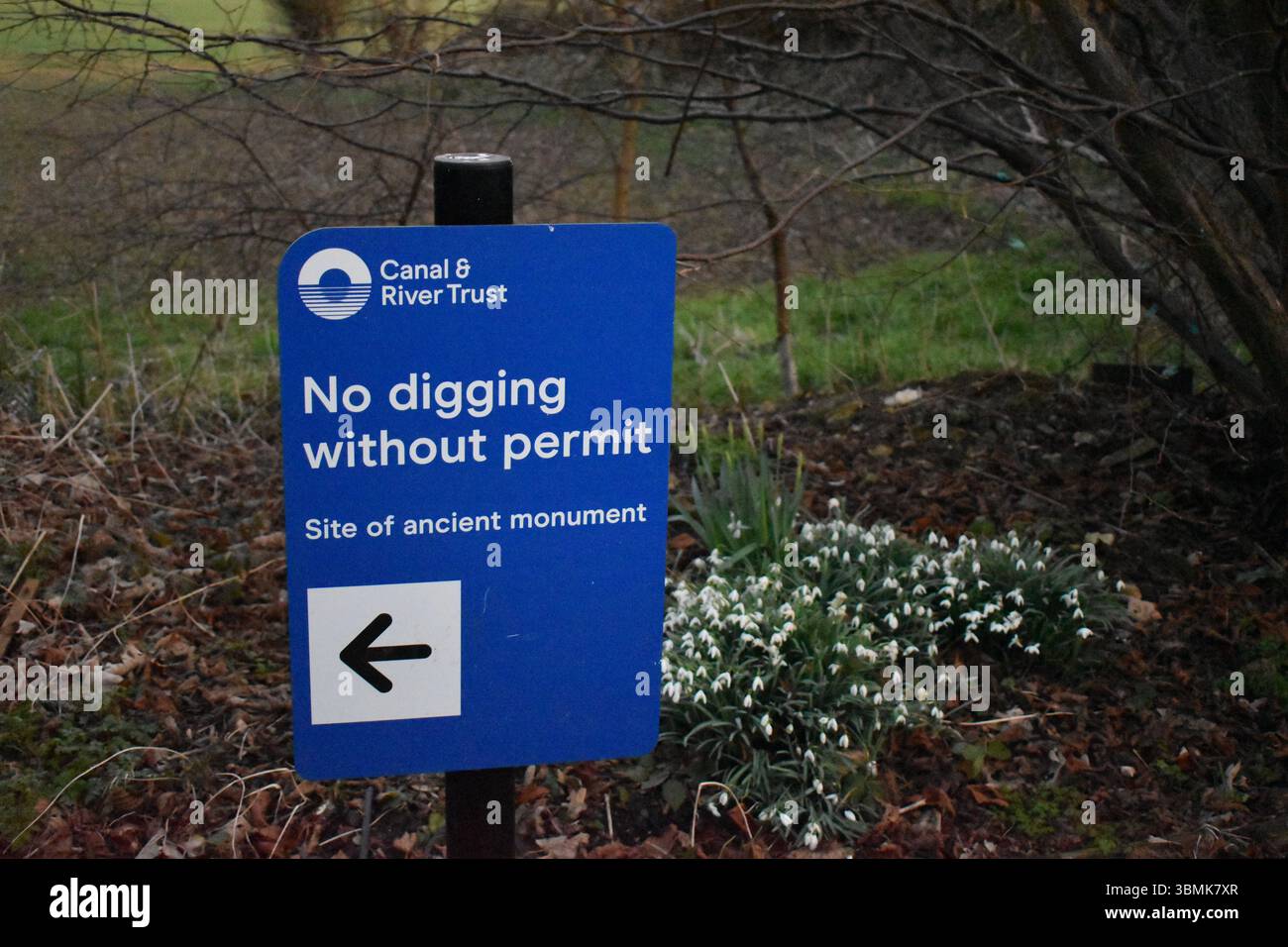 Sul Canal and River Trust, sul Grand Union Canal, cartello: "Non scavare senza permesso”. Foto Stock
