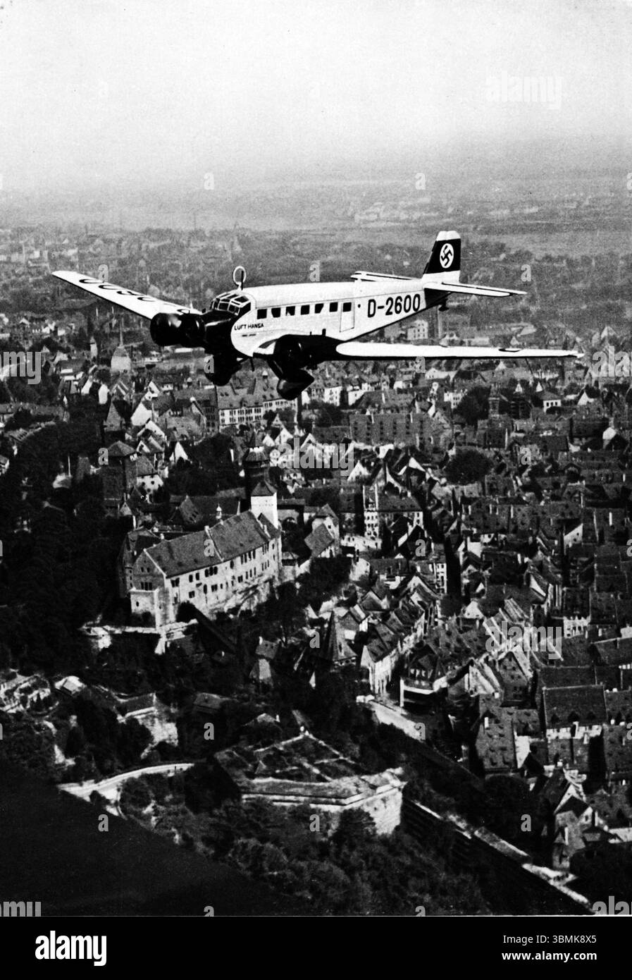 Germania, Norimberga 04.09.1934 Adolf Hitler (* 20 aprile 1889 a Braunau am Inn, 30 aprile 1945 a Berlino) è stato un politico tedesco di origine austriaca. Fu presidente del Partito Nazionalsocialista tedesco dei lavoratori (NSDAP) dal 29 luglio 1921, divenne Cancelliere del Reich il 30 gennaio 1933 ed è stato sia capo del governo che capo di stato del Reich tedesco dal 1934 fino al suo suicidio nel 1945 con il titolo "Fuehrer und Reichskanzler", nonché comandante in capo della Wehrmacht dal 4 febbraio 1938. [traduzione automatizzata] Foto Stock