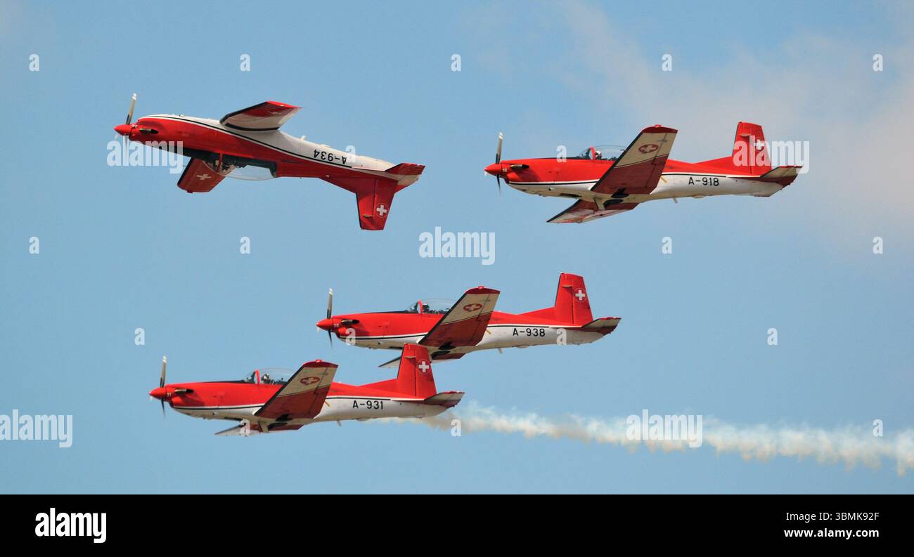 Superba esposizione del team svizzero PC-7 presso la RAF Fairford, Royal International Air Tattoo Foto Stock