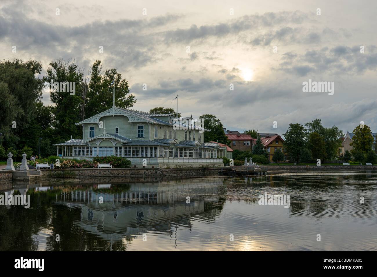 Edificio storico in legno vicino all'acqua ad Haapsalu, Estonia, in un nuvoloso pomeriggio estivo Foto Stock