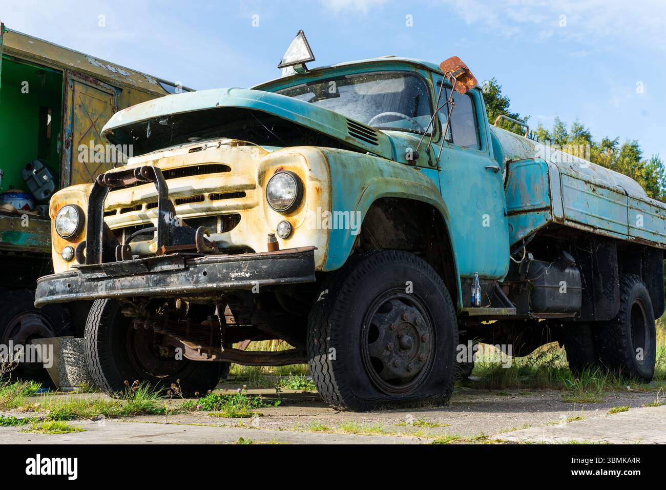 Vecchio camion ZIL dell'epoca sovietica in blu, parcheggiato all'aperto con ruggine e usura visibili Foto Stock