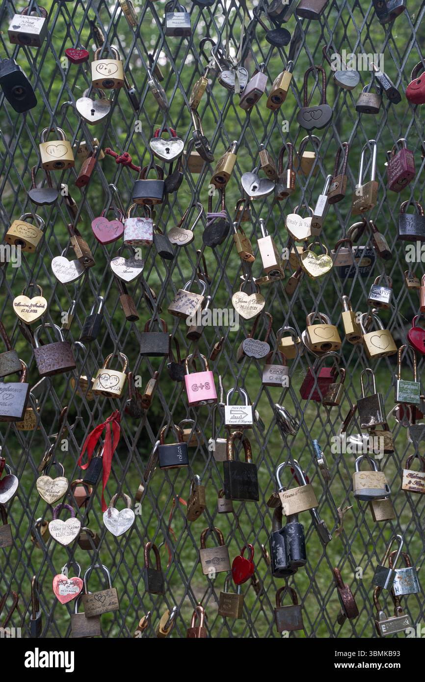 Innumerevoli lucchetti d'amore attaccati ad una recinzione metallica, simbolo di romanticismo, tradizione, impegno e amore eterno, l'Europa. Foto Stock