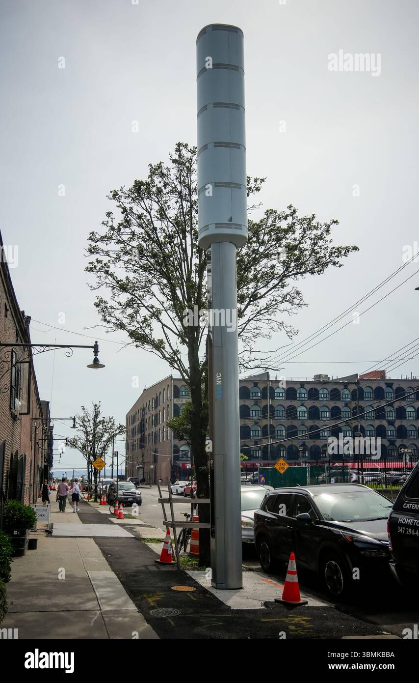 Una torre di antenna 5g autoportante nel quartiere Red Hook di Brooklyn a New York domenica 22 giugno 2025. (© Richard B. Levine) Foto Stock