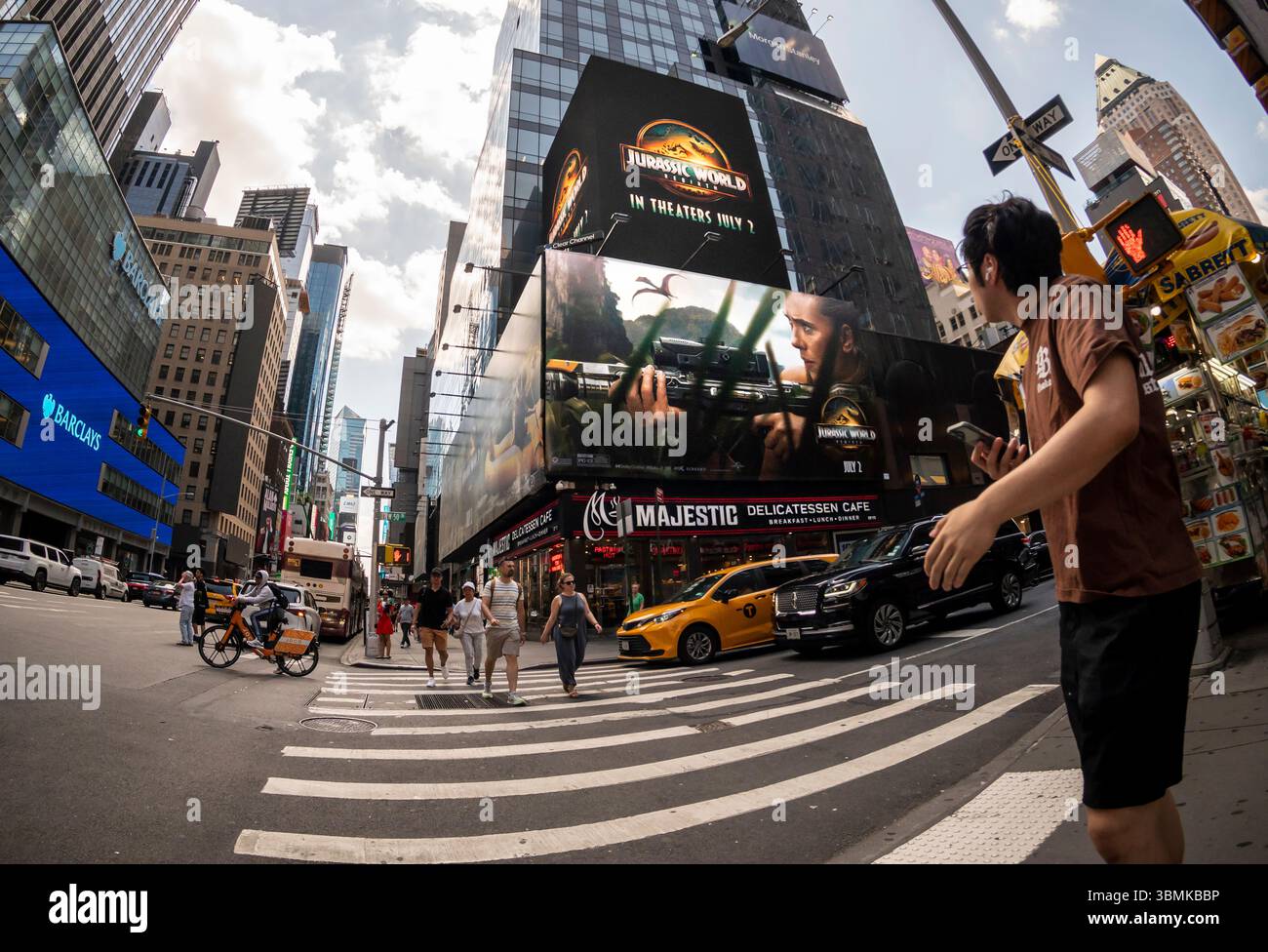 Pubblicità a Times Square a New York per il successo estivo "Jurassic World RebirthÓ", visto mercoledì 25 giugno 2025. Il film è il settimo della serie e si apre negli Stati Uniti il 2 luglio. (© Richard B. Levine) Foto Stock
