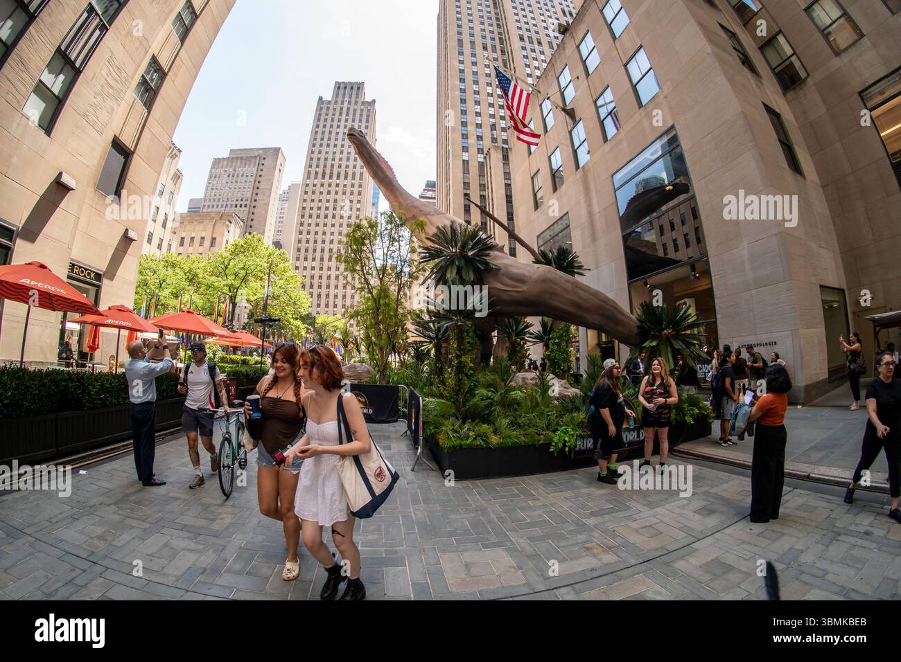 Una gigantesca installazione di dinosauri nel Rockefeller Center di New York promuove il successo estivo "Jurassic World Rebirth", visto mercoledì 25 giugno 2025. Il film è il settimo della serie e si apre negli Stati Uniti il 2 luglio. (© Richard B. Levine) Foto Stock