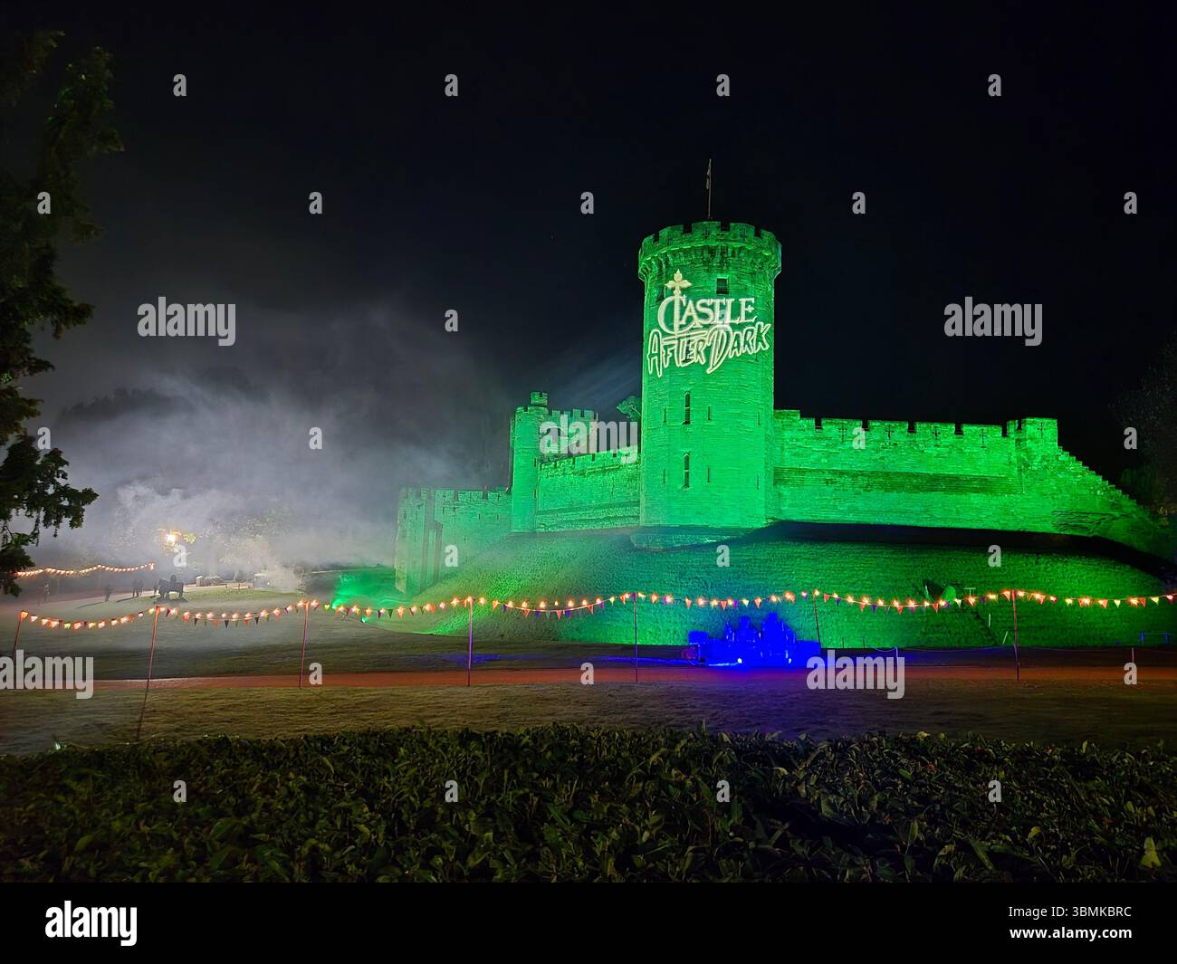 Castello di Warwick illuminato in verde durante l'evento Castle After Dark Evening a Warwick, in Inghilterra. Foto Stock