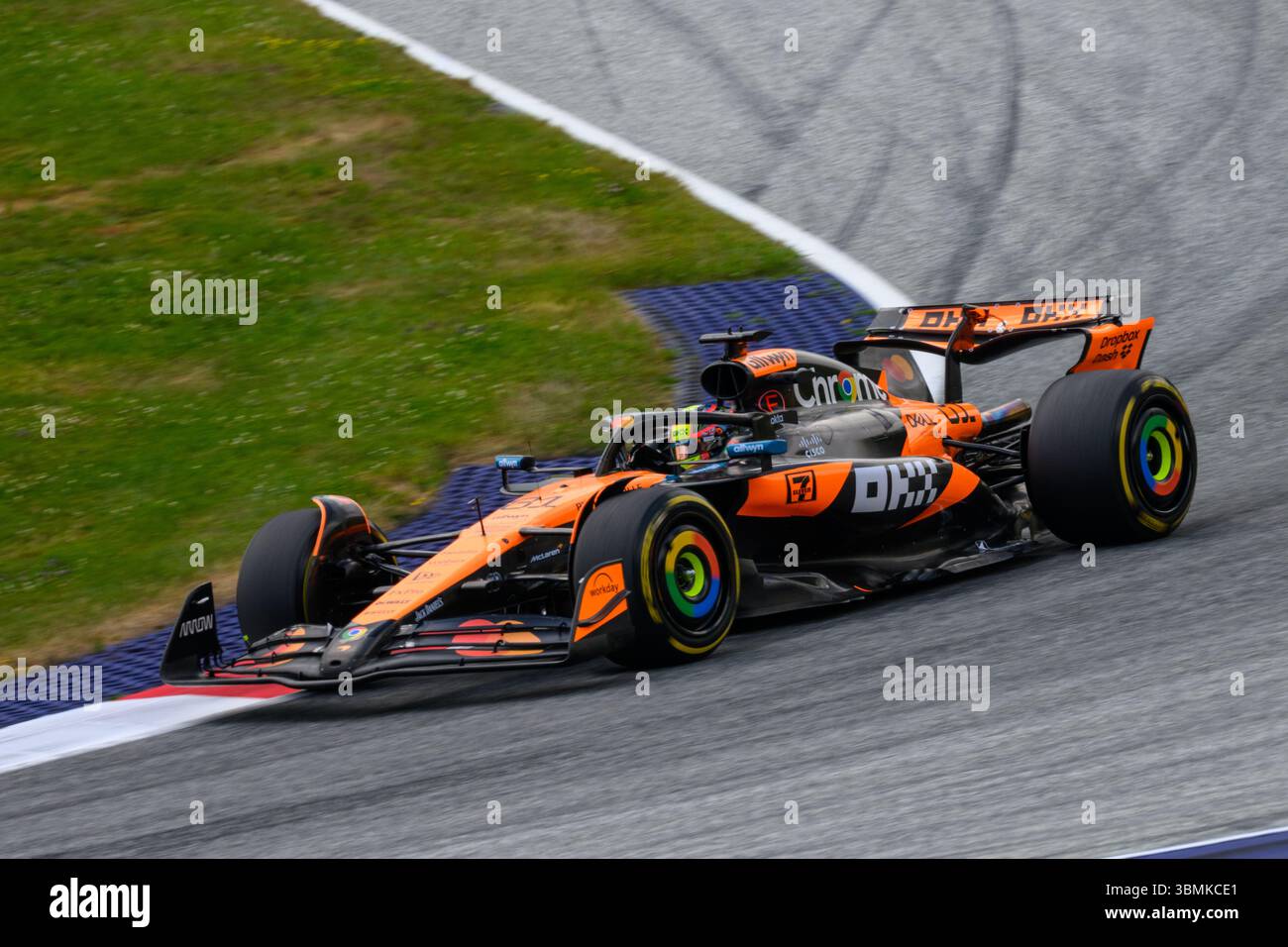 Spielberg, Austria. 27 giugno 2025. Oscar PIASTRI (AUS) alla guida della McLaren alla curva 4 durante le prove libere 1 della MSC 2025 NAVIGA sul GP D'AUSTRIA al Red Bull Ring di Spielberg (Stiria, Austria), undicesima prova del Campionato del mondo FIA 2025. Crediti: Riccardo Righetti/Alamy Live News Foto Stock