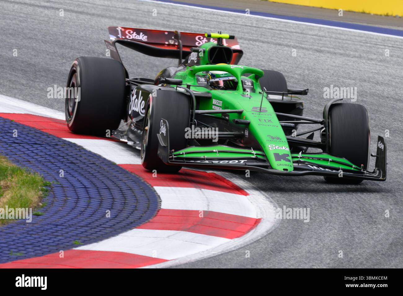 Spielberg, Austria. 27 giugno 2025. Gabriel BORTOLETO (BRA) alla guida del Kick Sauber alla curva 4 durante le prove libere 1 del 2025 MSC NAVIGA sul GP AUSTRIACO al Red Bull Ring di Spielberg (Stiria, Austria), 11° round del Campionato del mondo FIA 2025. Crediti: Riccardo Righetti/Alamy Live News Foto Stock
