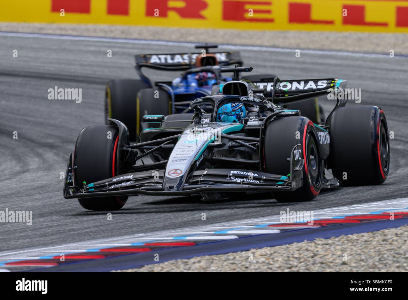 Spielberg, Austria. 27 giugno 2025. George RUSSELL (GBR) alla guida di Mercedes lascia la curva 4 durante le prove libere 1 del 2025 MSC NAVIGA sul GP D'AUSTRIA al Red Bull Ring di Spielberg (Stiria, Austria), 11° round del Campionato del mondo FIA 2025. Crediti: Riccardo Righetti/Alamy Live News Foto Stock