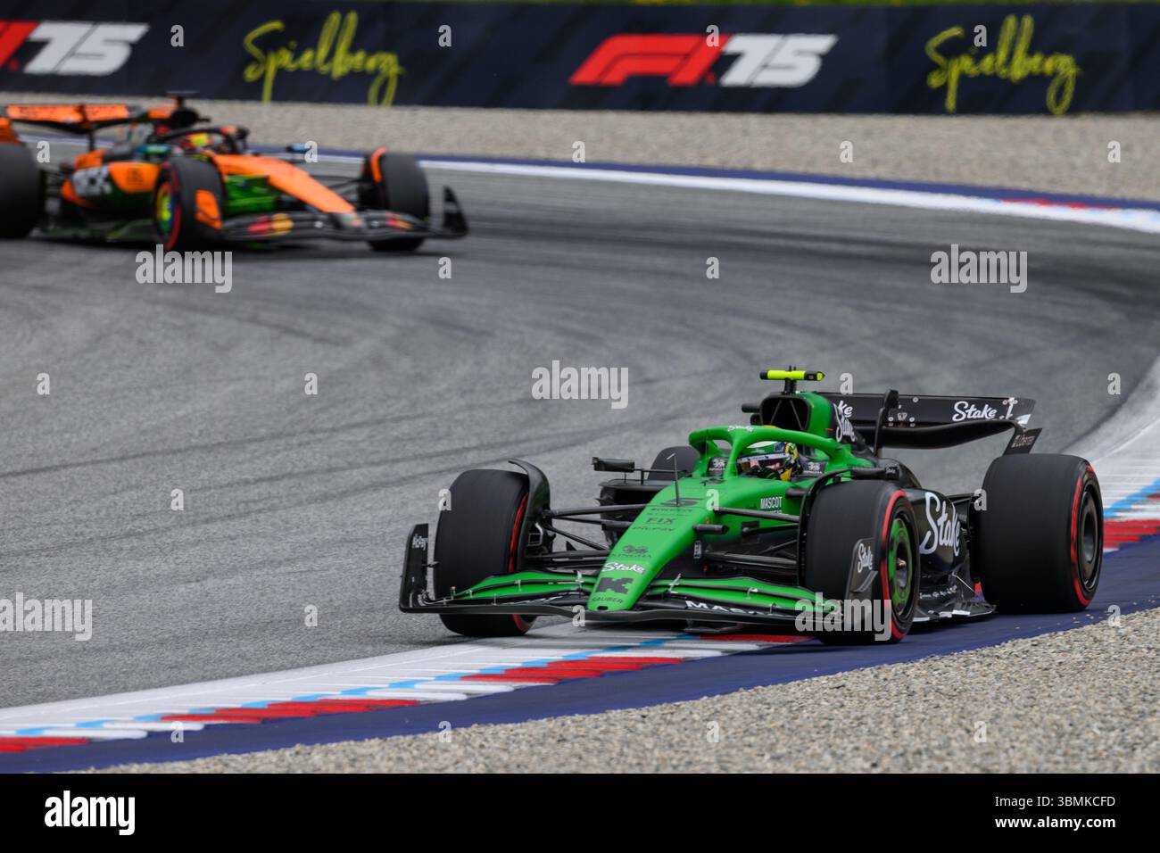 Spielberg, Austria. 27 giugno 2025. Gabriel BORTOLETO (BRA) alla guida di Kick Sauber sul marciapiede esterno della curva 4 durante le prove libere 1 del 2025 MSC NAVIGA SUL GP D'AUSTRIA al Red Bull Ring di Spielberg (Stiria, Austria), 11° round del Campionato del mondo FIA 2025. Crediti: Riccardo Righetti/Alamy Live News Foto Stock