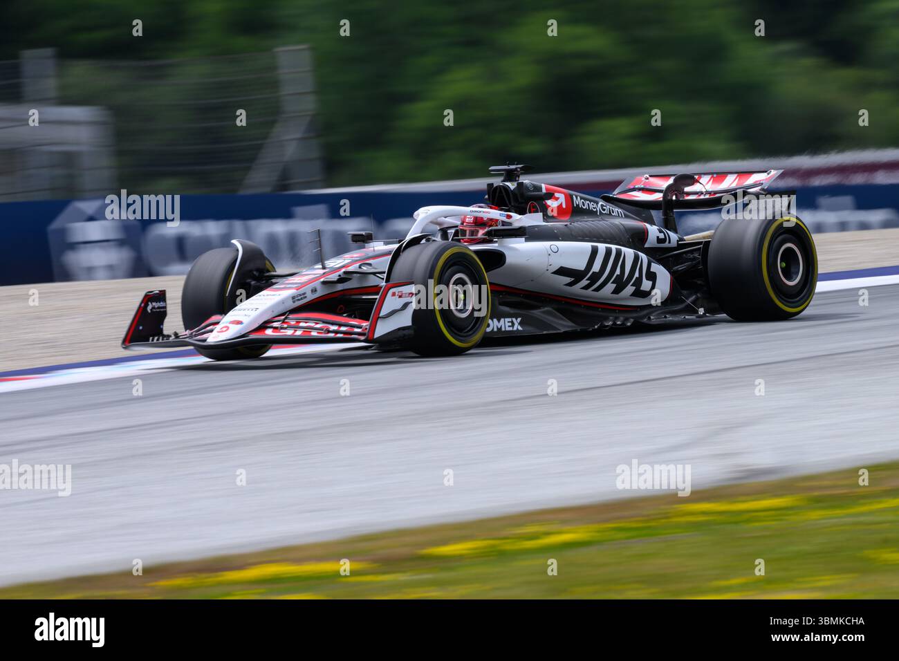 Spielberg, Austria. 27 giugno 2025. Esteban OCON (fra) alla guida di Haas alla curva 6 durante le prove libere 1 del 2025 MSC NAVIGA sul GP D'AUSTRIA al Red Bull Ring di Spielberg (Stiria, Austria), undicesima prova del Campionato del mondo FIA 2025. Crediti: Riccardo Righetti/Alamy Live News Foto Stock