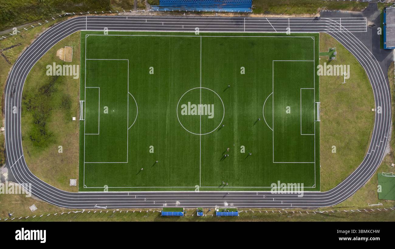 Vista aerea dall'angolo Zenith/nadir giù di un campo da calcio in una giornata di sole, dove spicca il colore verde dell'erba. Foto Stock