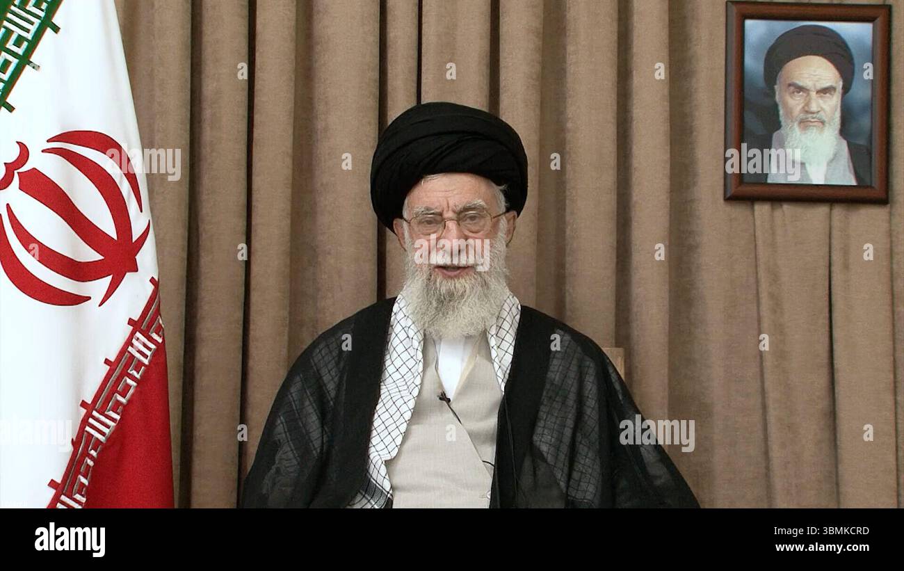 Teheran, Iran. 26 giugno 2025. Il leader supremo iraniano, l'Ayatollah ALI KHAMENEI, si rivolge alla nazione di fronte a un ritratto del suo predecessore, il defunto fondatore della Repubblica islamica, l'Ayatollah Ruhollah Khomeini. In un videomessaggio trasmesso dalla televisione nazionale il 26 giugno, Khamenei ha minacciato di effettuare ulteriori attacchi alle basi statunitensi nella regione se l'Iran subisse un altro attacco dagli Stati Uniti. (Immagine di credito: © Ufficio del leader supremo iraniano tramite ZUMA Press Wire) SOLO USO EDITORIALE! Non per USO commerciale! Foto Stock