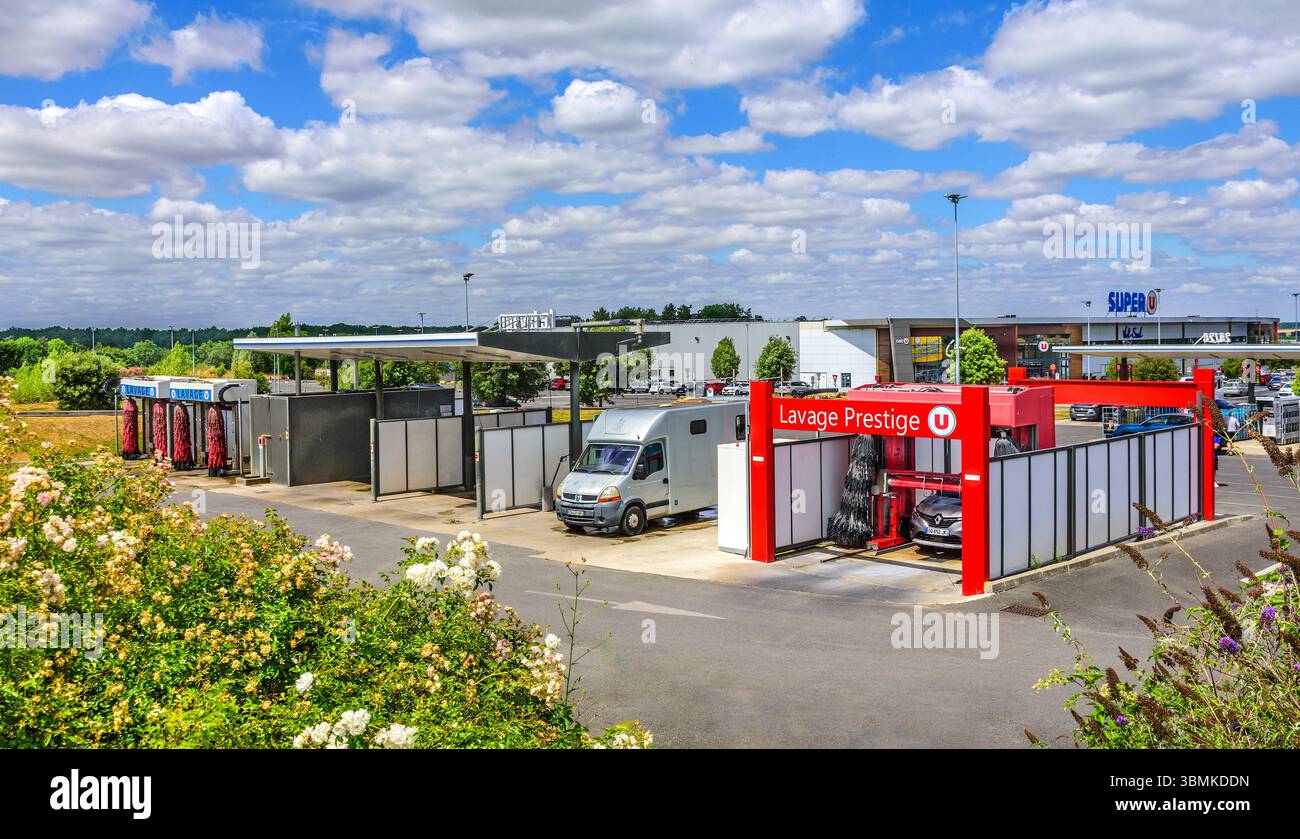 Autolavaggio automatico di auto, roulotte e furgoni - Loches, Indre-et-Loire (37), Francia. Foto Stock