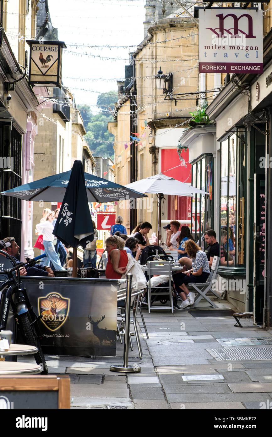 Una giornata estiva nella storica e popolare città di Bath, Regno Unito, New Bond St Place Foto Stock