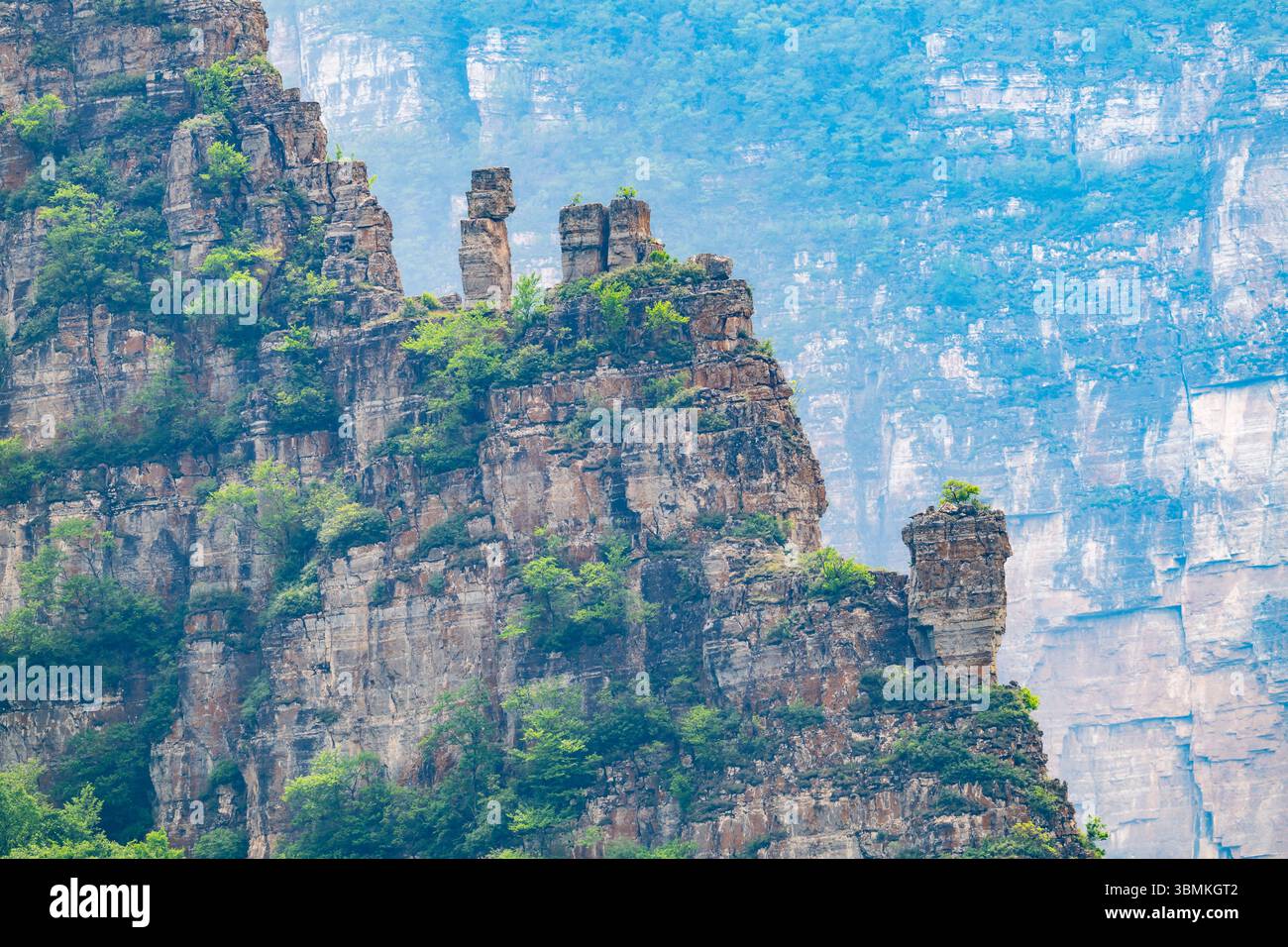 Vicino alle formazioni rocciose sedimentarie orizzontali sul monte Lingshan (灵山). Pechino, Cina. Foto Stock