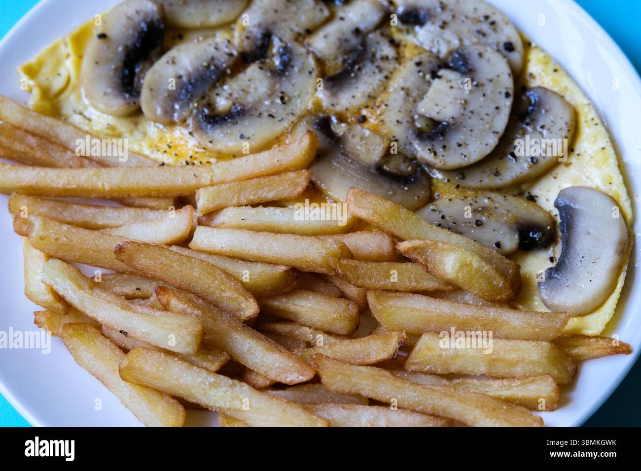 Londra Regno Unito giugno 27 2025, Omelette a fungo aperta con patatine fritte o fritte Foto Stock