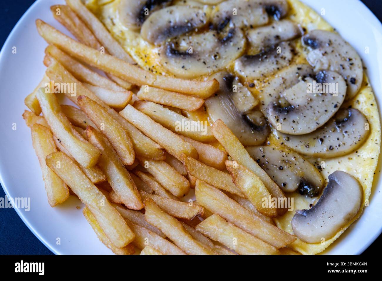 Londra Regno Unito giugno 27 2025, Omelette a fungo aperta con patatine fritte o fritte Foto Stock