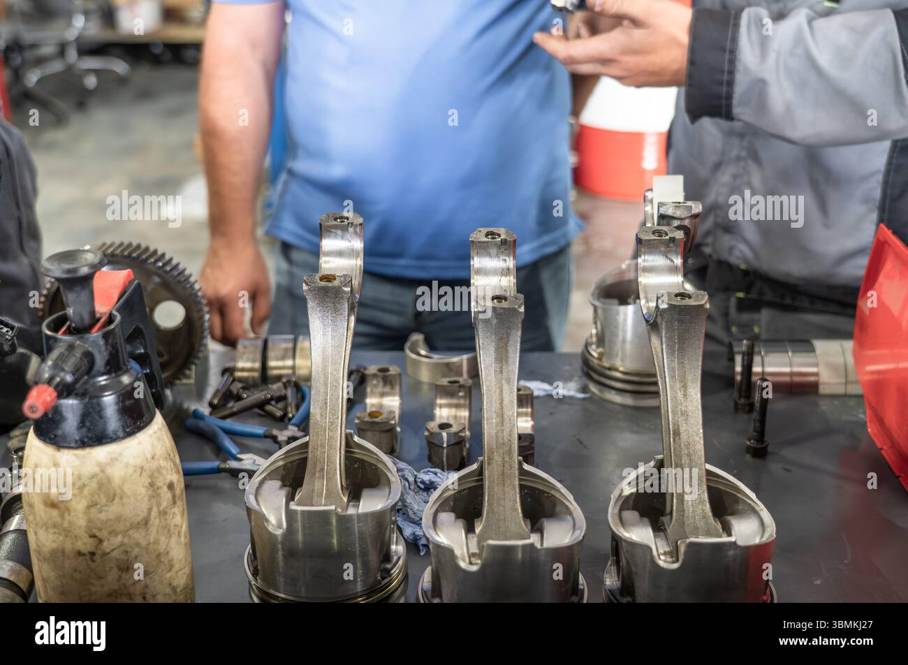 Pistoni del motore bielle parti meccaniche riparazione auto attrezzi di manutenzione officina albero motore industria automobilistica. Foto Stock