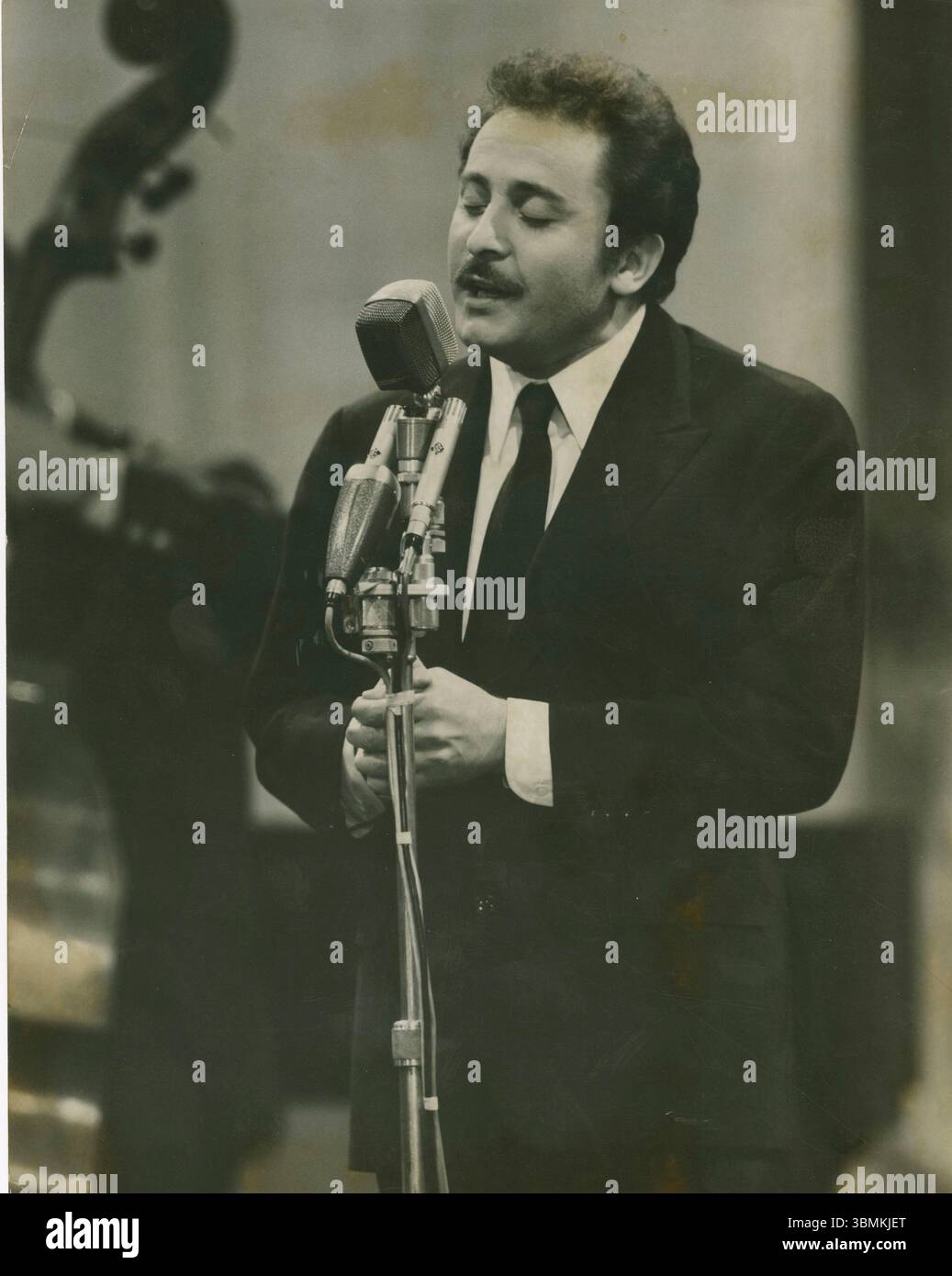 Sanremo. XII Festival della canzone Italiana. Domenico Modugno esegue la sua canzone addio addio. Foto Stock