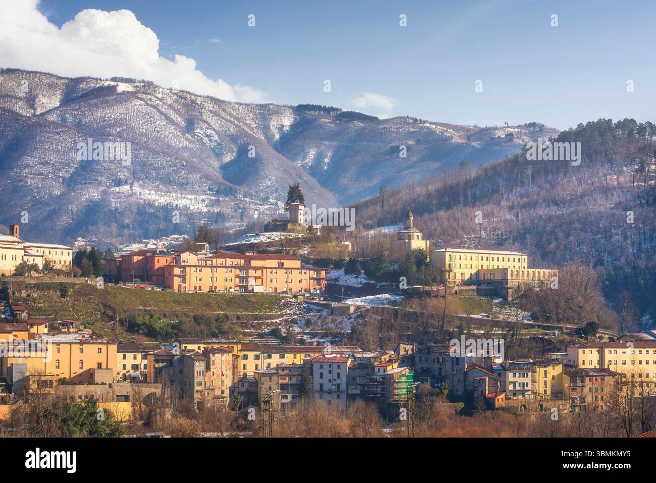 Castelnuovo di Garfagnana, vista invernale. Provincia di Lucca, regione Toscana, Italia, Europa Foto Stock