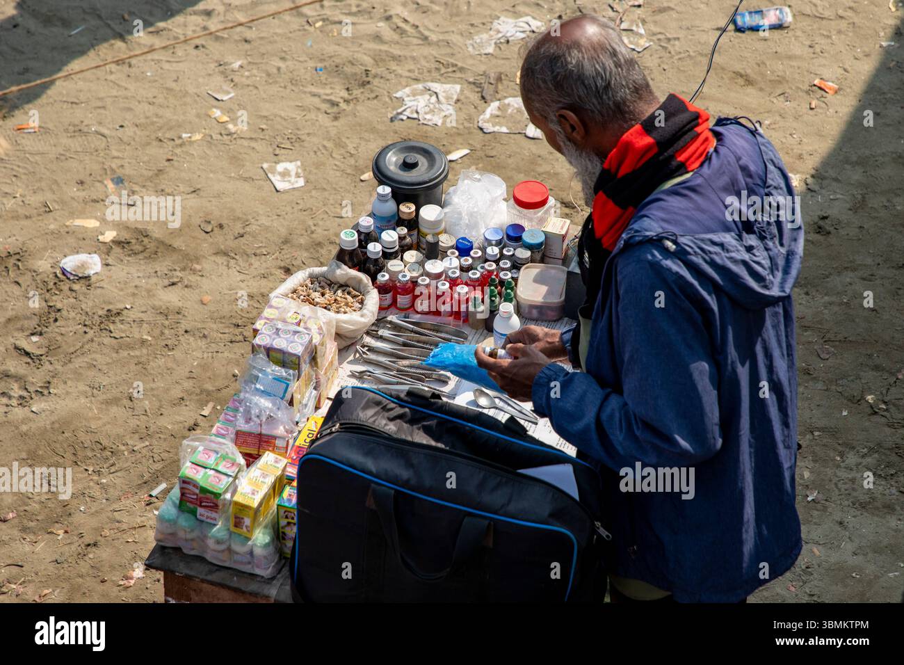 Un dentista tradizionale che visita il mercato settimanale di Baishmouja lungo il fiume Meghna a Nabinagar, nel distretto di Brahmanbaria, Bangladesh. Foto Stock