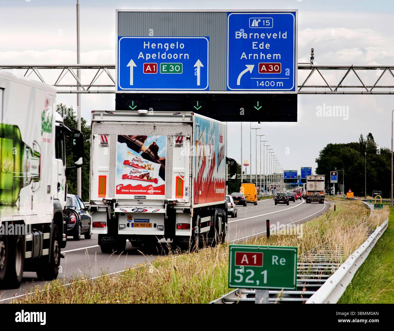 Le indicazioni stradali per i Paesi Bassi indicano la direzione e la distanza fino alla prima uscita. Foto Stock