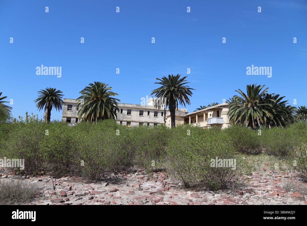Rovine della città abbandonata di Miramar sulla riva del lago Mar Chiquita, Argentina, dopo una devastante inondazione. Impatto duraturo della tragedia passata. Foto Stock