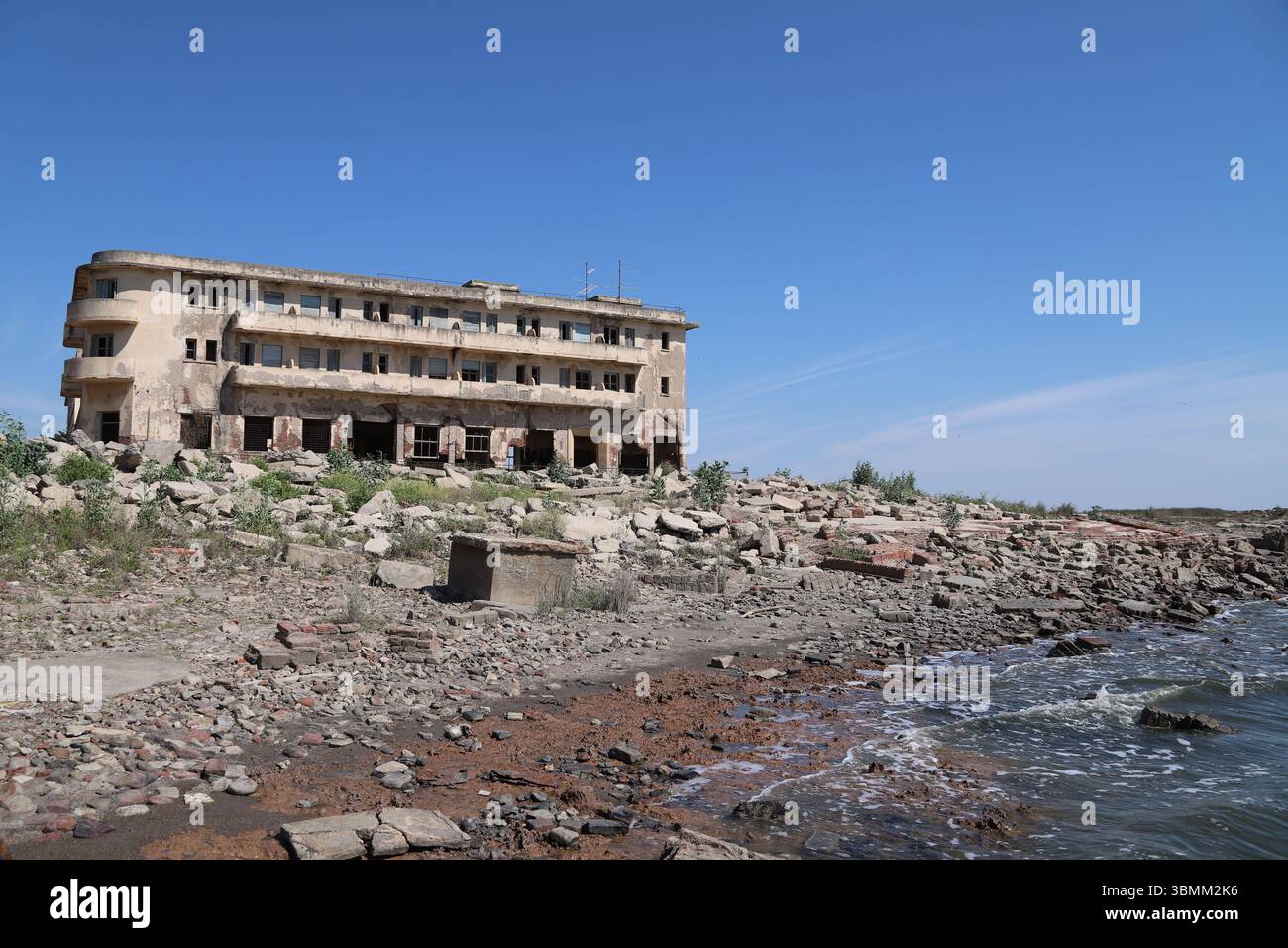 Rovine della città abbandonata di Miramar sulla riva del lago Mar Chiquita, Argentina, dopo una devastante inondazione. Impatto duraturo della tragedia passata. Foto Stock