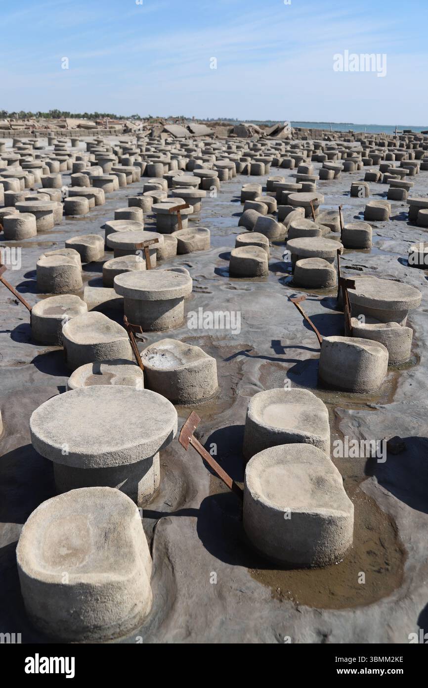 Rovine della città abbandonata di Miramar sulla riva del lago Mar Chiquita, Argentina, dopo una devastante inondazione. Impatto duraturo della tragedia passata. Foto Stock