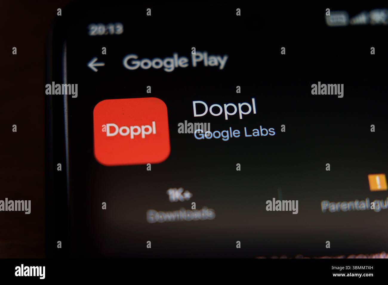 Primo piano dell'app Doppl di Google Labs su Google Play Store, visualizzata sullo schermo di uno smartphone in modalità buia. Foto di alta qualità. 27 giugno 2025 Foto Stock