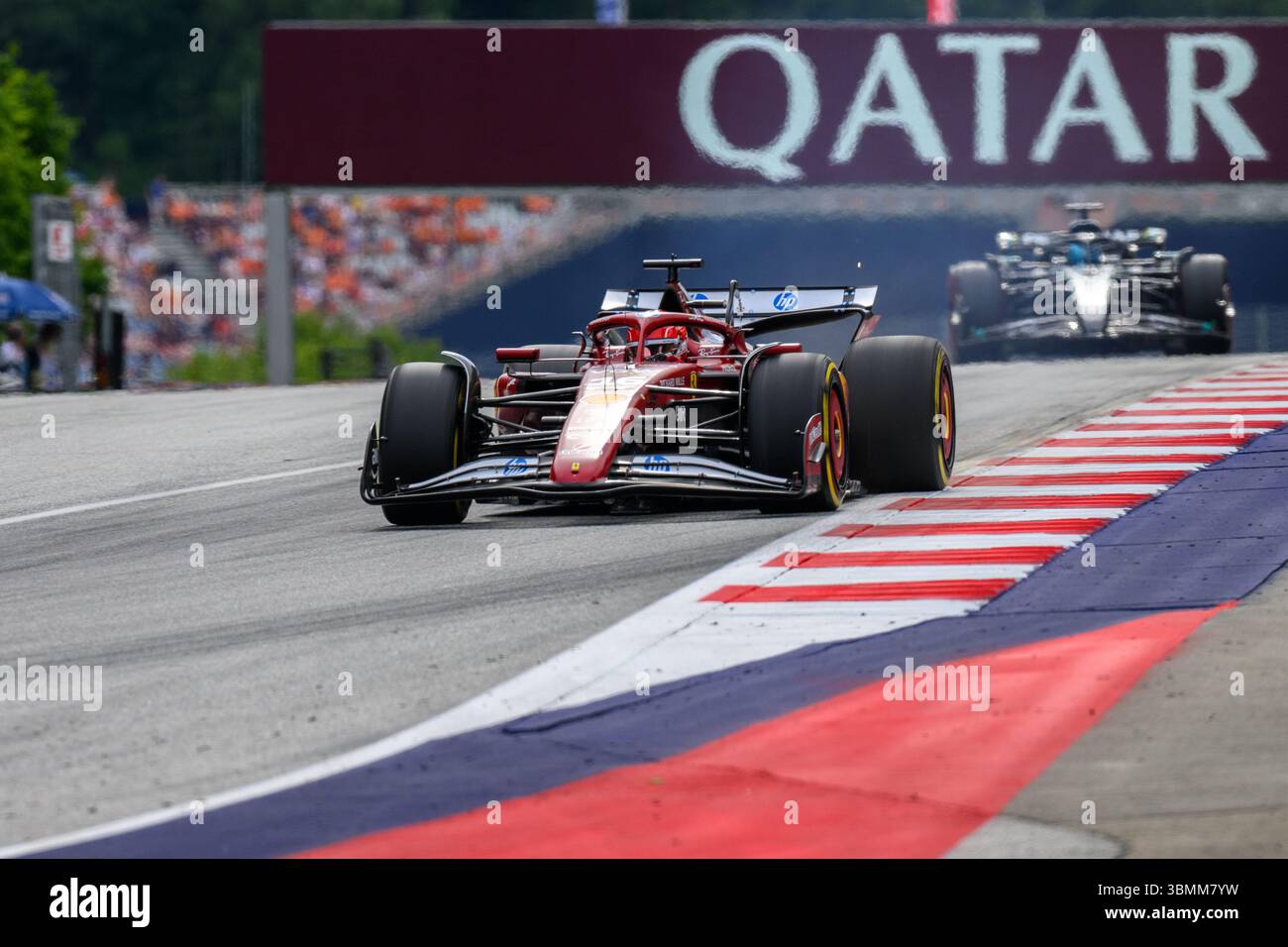 Spielberg, Austria. 27 giugno 2025. Charles LECLERC (MCO) alla guida della Ferrari alla curva 9 durante le prove libere 2 della MSC 2025 NAVIGA sul GP D'AUSTRIA al Red Bull Ring di Spielberg (Stiria, Austria), undicesima prova del Campionato del mondo FIA F1 2025. Crediti: Riccardo Righetti/Alamy Live News Foto Stock