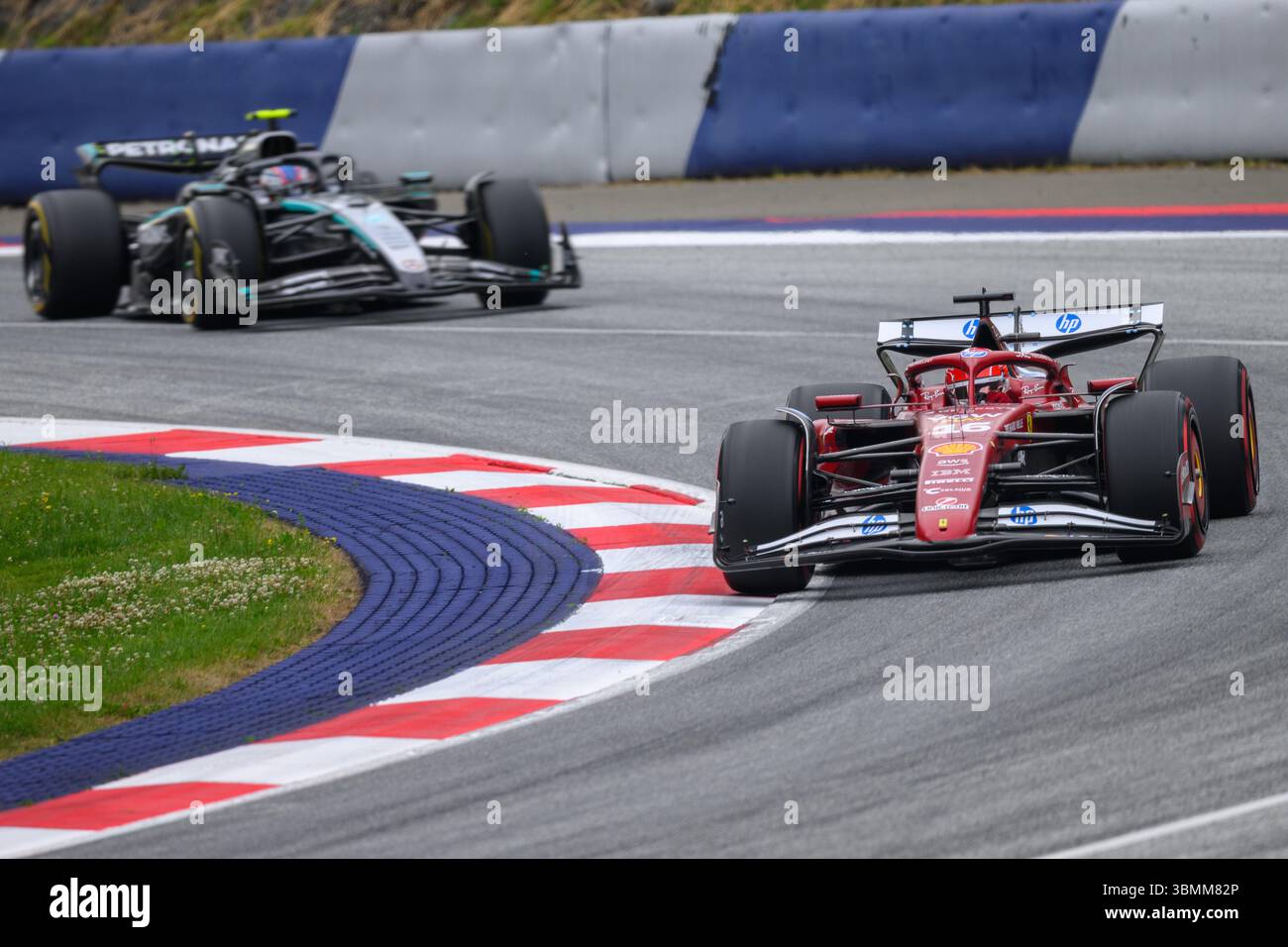 Spielberg, Austria. 27 giugno 2025. Charles LECLERC (MCO) alla guida della Ferrari alla curva 9 durante le prove libere 2 della MSC 2025 NAVIGA sul GP D'AUSTRIA al Red Bull Ring di Spielberg (Stiria, Austria), undicesima prova del Campionato del mondo FIA F1 2025. Crediti: Riccardo Righetti/Alamy Live News Foto Stock