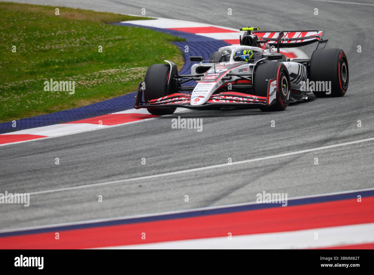 Spielberg, Austria. 27 giugno 2025. Oliver BEARMAN (GBR) alla guida di Haas alla curva 9 durante le prove libere 2 della MSC 2025 NAVIGA sul GP D'AUSTRIA al Red Bull Ring di Spielberg (Stiria, Austria), 11° round del Campionato del mondo FIA 2025. Crediti: Riccardo Righetti/Alamy Live News Foto Stock