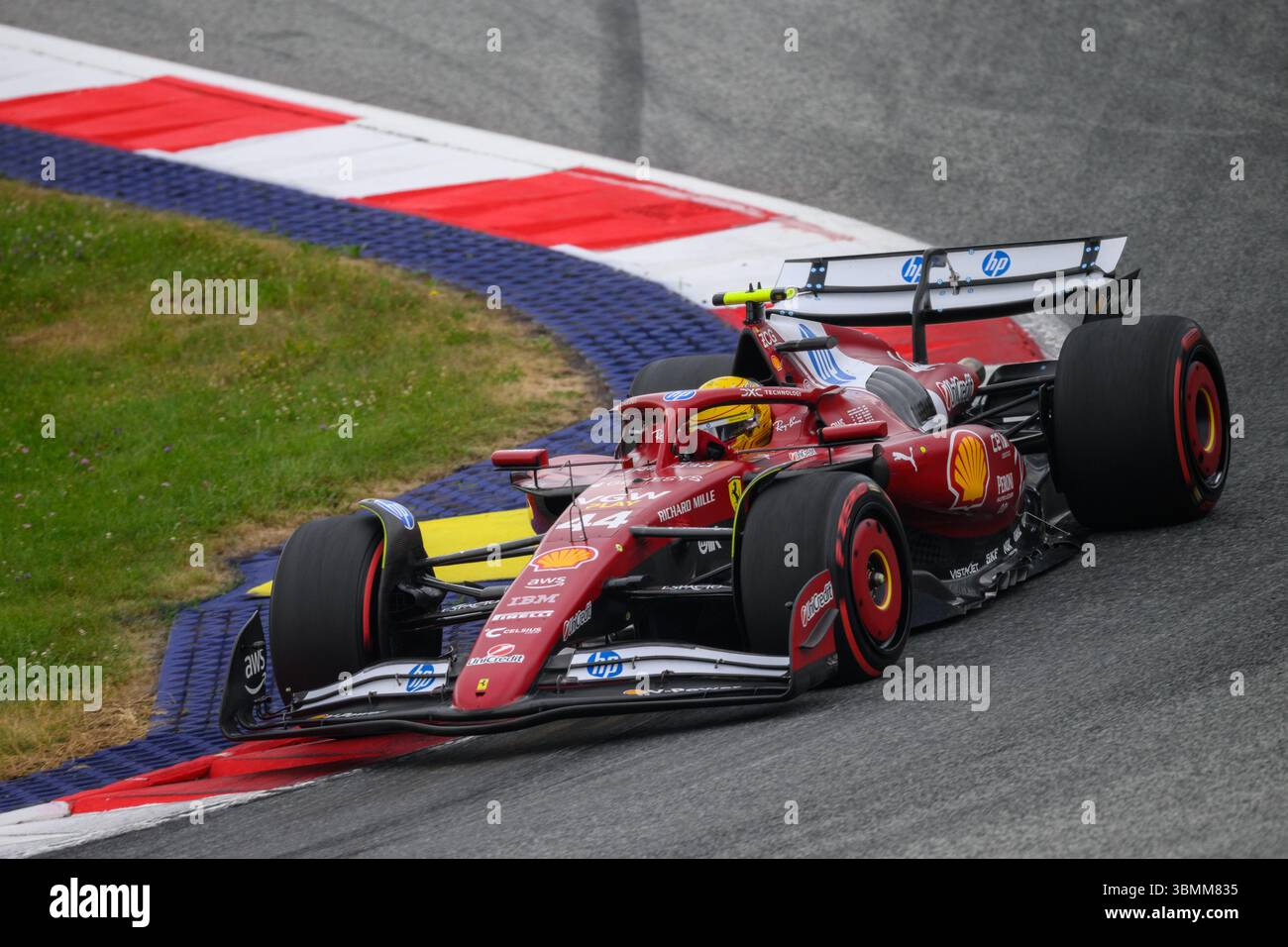 Spielberg, Austria. 27 giugno 2025. Lewis HAMILTON (GBR) alla guida della Ferrari alla curva 10 durante le prove libere 2 della MSC 2025 NAVIGA sul GP D'AUSTRIA al Red Bull Ring di Spielberg (Stiria, Austria), undicesima prova del Campionato del mondo FIA F1 2025. Crediti: Riccardo Righetti/Alamy Live News Foto Stock