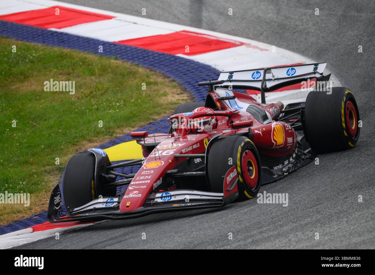 Spielberg, Austria. 27 giugno 2025. Charles LECLERC (MCO) alla guida della Ferrari alla curva 10 durante le prove libere 2 della MSC 2025 NAVIGA sul GP D'AUSTRIA al Red Bull Ring di Spielberg (Stiria, Austria), undicesima prova del Campionato del mondo FIA F1 2025. Crediti: Riccardo Righetti/Alamy Live News Foto Stock