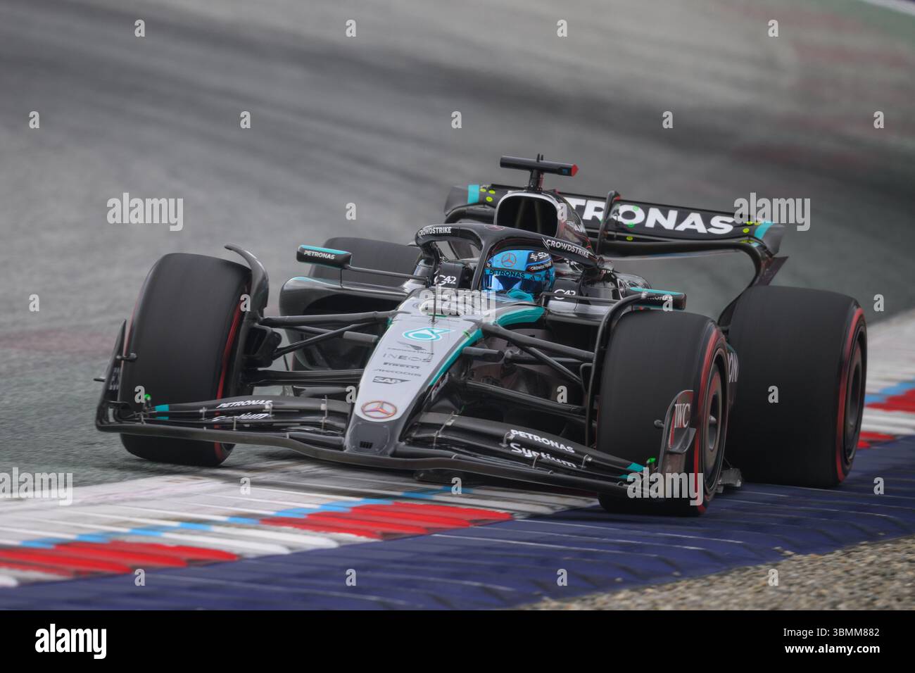 Spielberg, Austria. 27 giugno 2025. George RUSSELL (GBR) alla guida di Mercedes sul marciapiede esterno della curva 10 durante le libere 2 della MSC 2025 NAVIGA sul GP D'AUSTRIA al Red Bull Ring di Spielberg (Stiria, Austria), 11° round del Campionato del mondo FIA 2025. Crediti: Riccardo Righetti/Alamy Live News Foto Stock