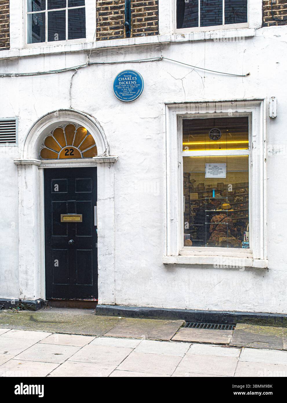 Esterno del Taylors Button Shop e la prima casa di Charles Dickens a Londra. Regno Unito Foto Stock