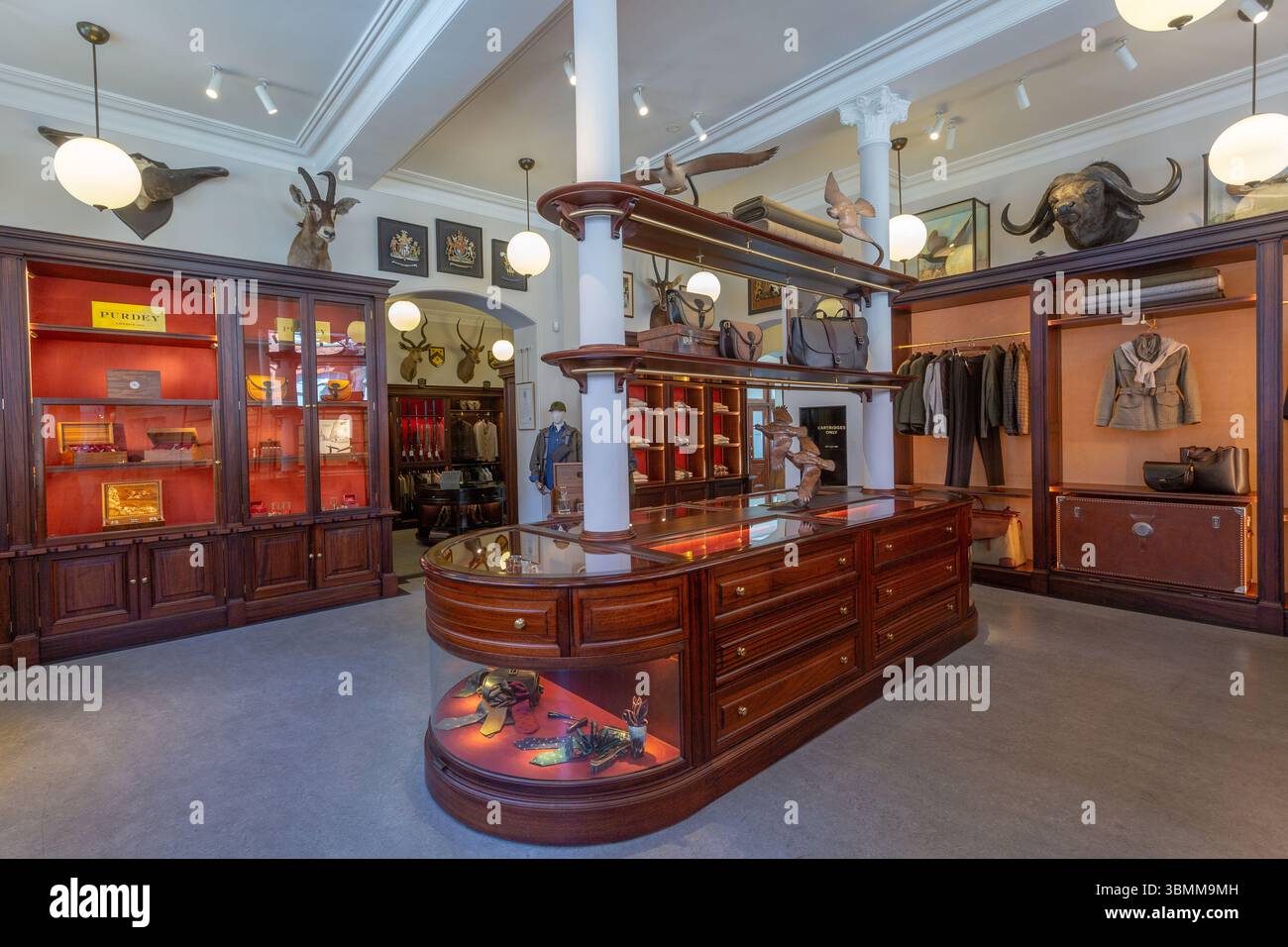 Purdey & Sons è stata fondata nel 1814, con fucili e fucili sportivi su misura e abbigliamento e accessori di lusso. Foto Stock