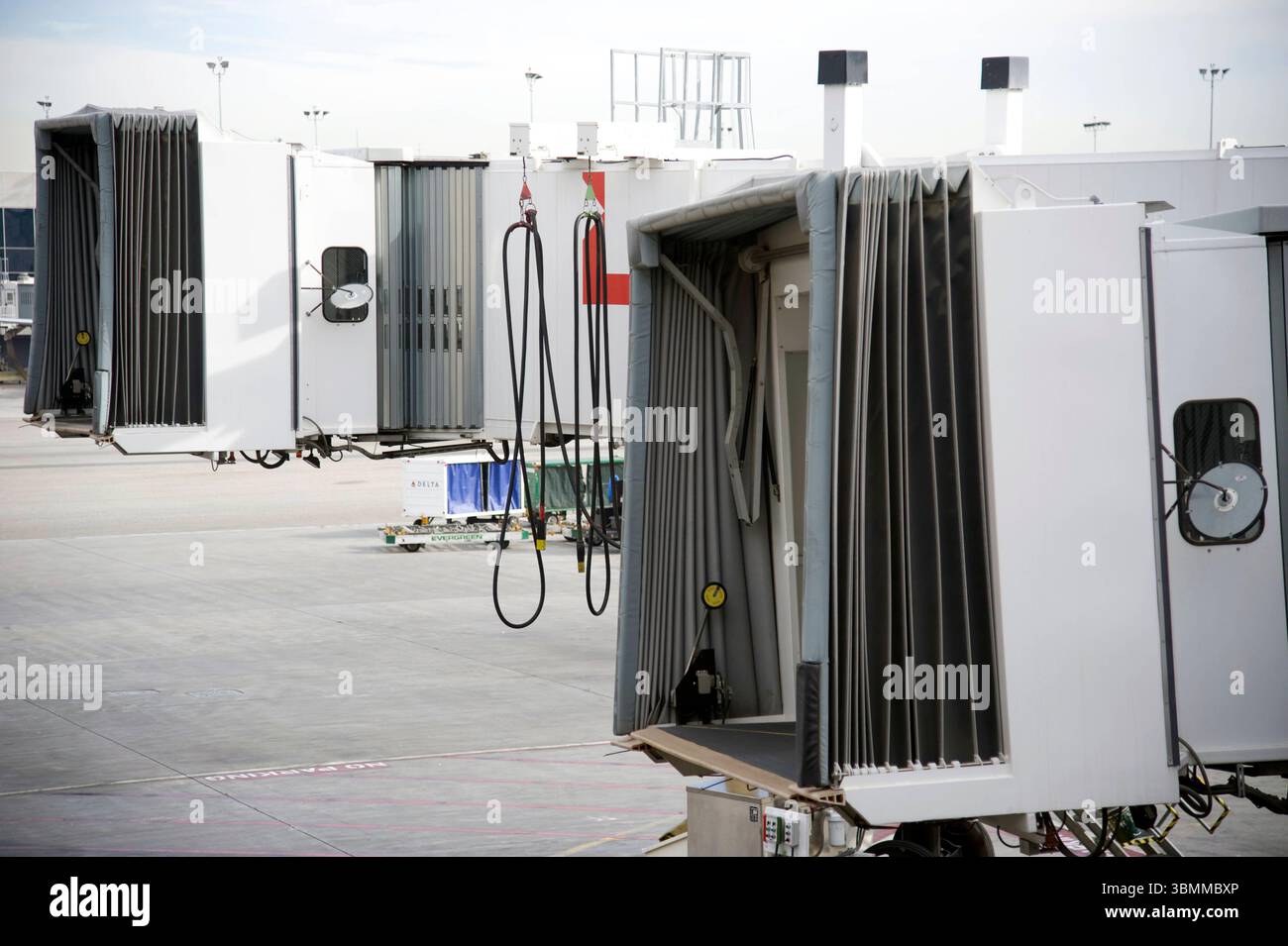DATA RECORD NON DICHIARATA Passagiertreppen im Flughafen von Los Angeles a Kalifornien in den USA A 1592 *** Passenger Stairs all'Aeroporto di Los Angeles in California, USA A 1592 Foto Stock