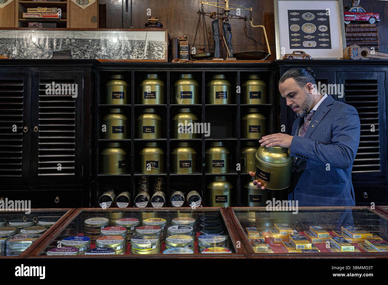 James Fox J, più antico cigar shop a Londra stabilito da Robert Lewis nel 1787, mercanti di sigari su St Jame's Street, Londra, Inghilterra, Regno Unito Foto Stock